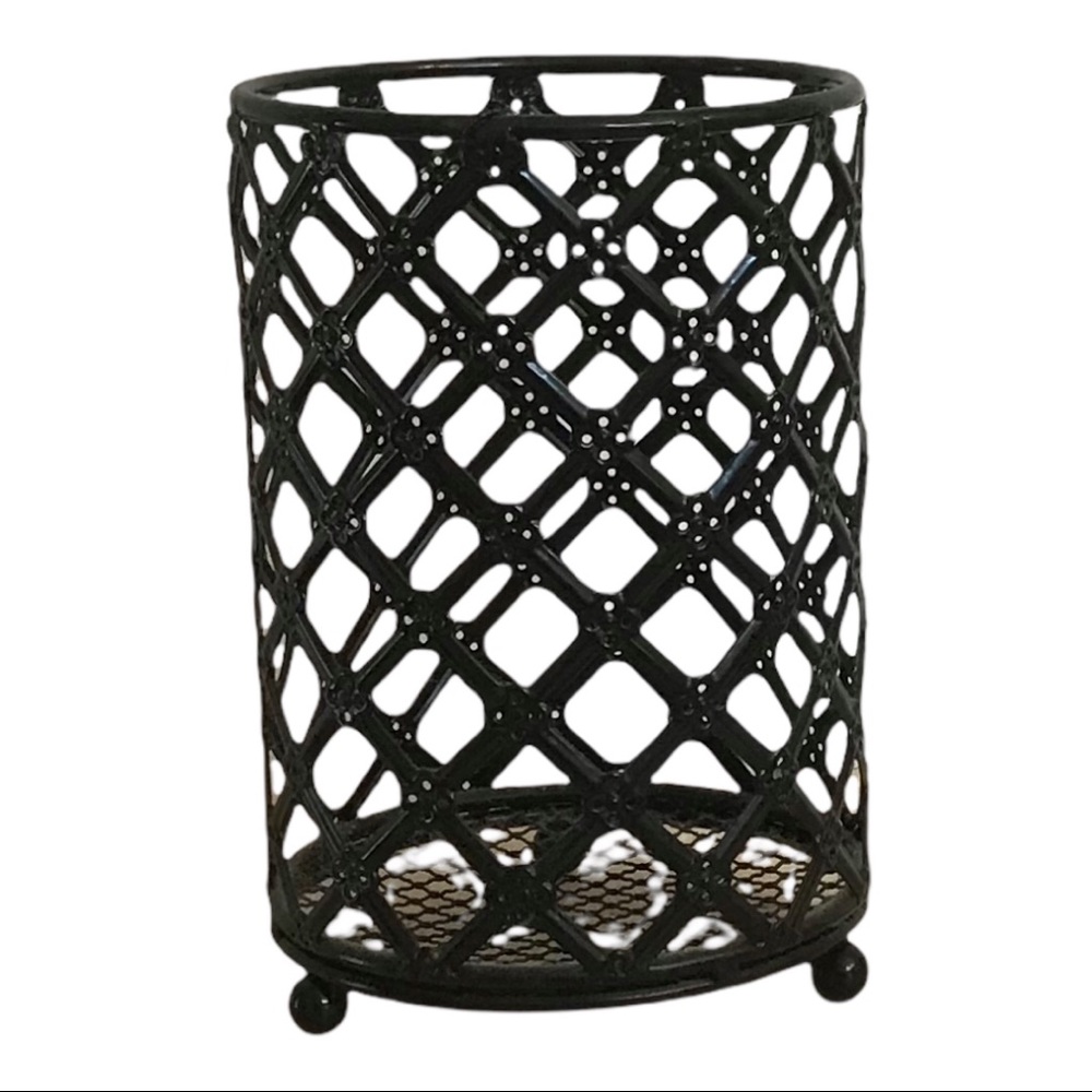 Black Metal Wine Holder